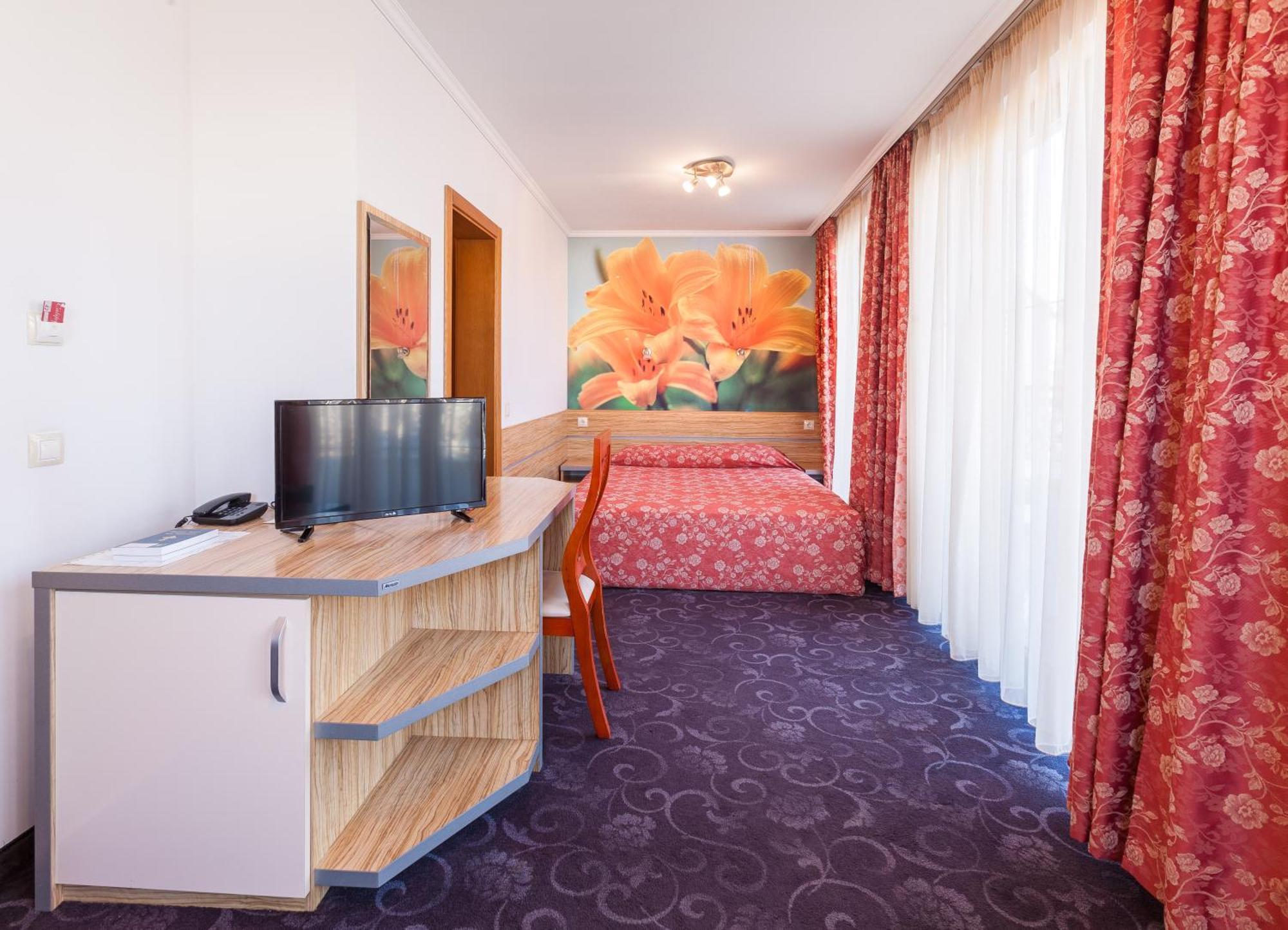 Semeen Hotel Opera Burgas Room photo